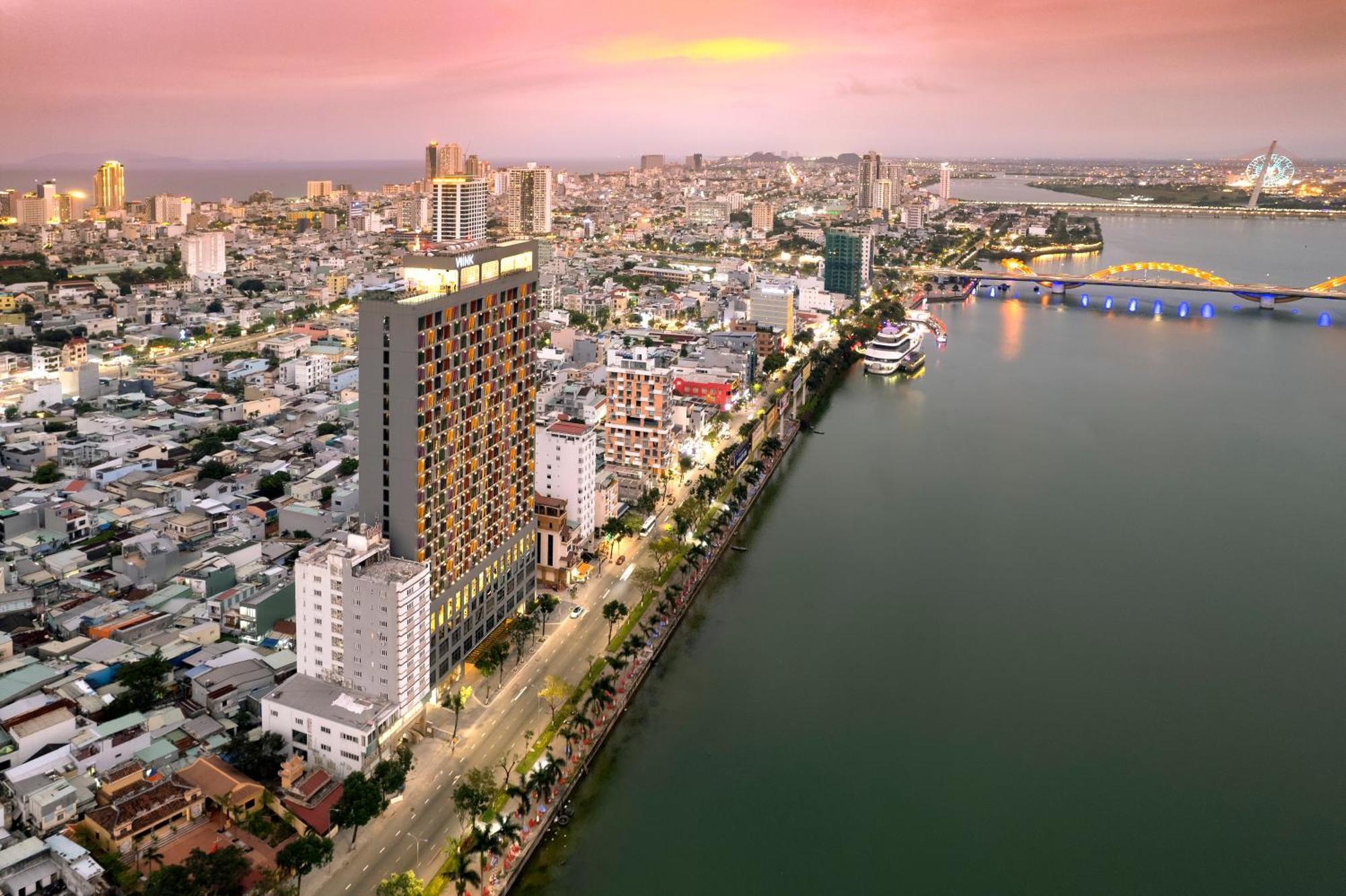 Wink Icon Hotel Danang Riverside - Luxury Suites - 24Hrs Stay & Rooftop Pool Bar Экстерьер фото
