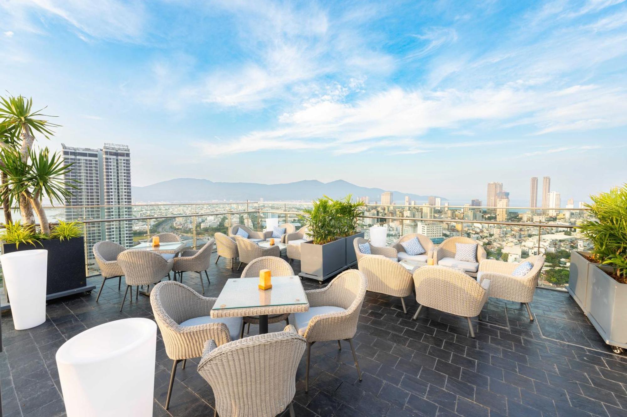 Wink Icon Hotel Danang Riverside - Luxury Suites - 24Hrs Stay & Rooftop Pool Bar Экстерьер фото