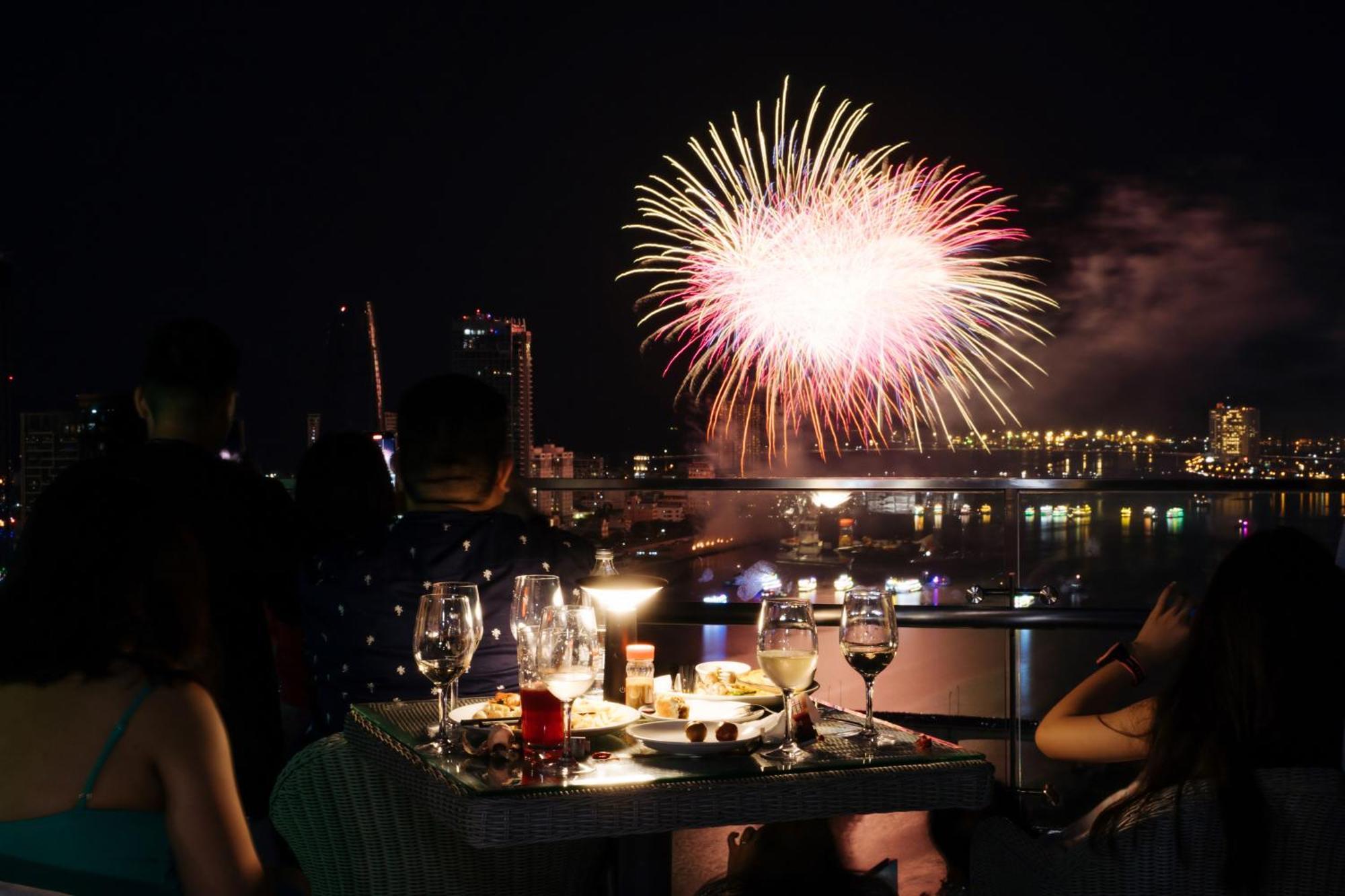 Wink Icon Hotel Danang Riverside - Luxury Suites - 24Hrs Stay & Rooftop Pool Bar Экстерьер фото